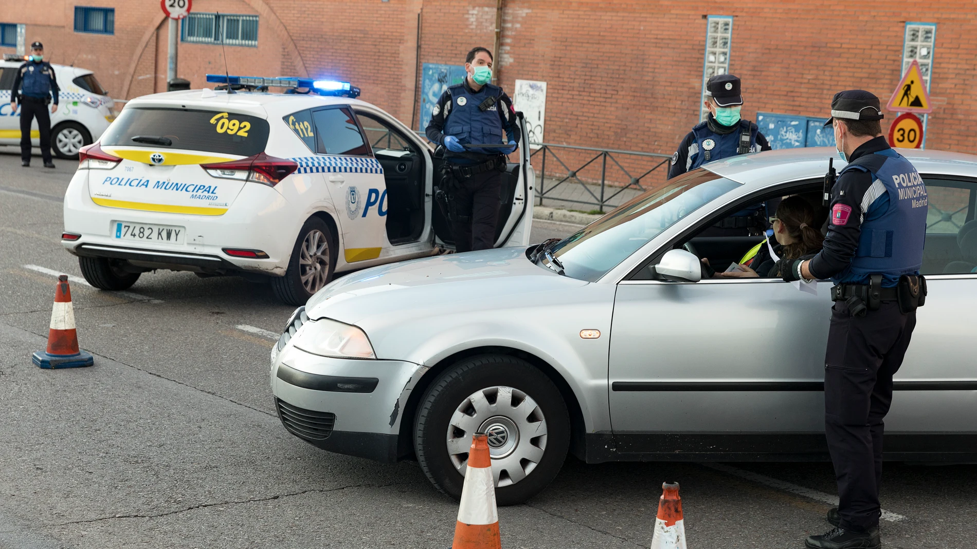 Control de la Policía Municipal para revisar que quien hace uso del automóvil particular esté autorizado para hacerlo.