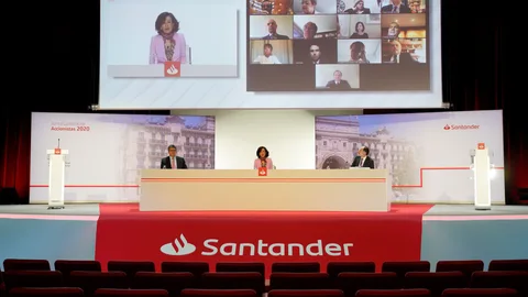 GRAF5097. BOADILLA DEL MONTE (C.A. DE MADRID), 03/04/2020.- Imagen facilitada por el Banco Santander de su presidenta, Ana Botín; del consejero delegado, José Antonio Álvarez (i), y del secretario general, Jaime Pérez Renovales (d), durante la junta general de accionistas de la entidad, la primera que se celebra de forma totalmente telemática y es retransmitida desde la Ciudad Financiera de Boadilla del Monte (Madrid). EFE/ *****SÓLO USO EDITORIAL NO VENTAS NO ARCHIVO*****