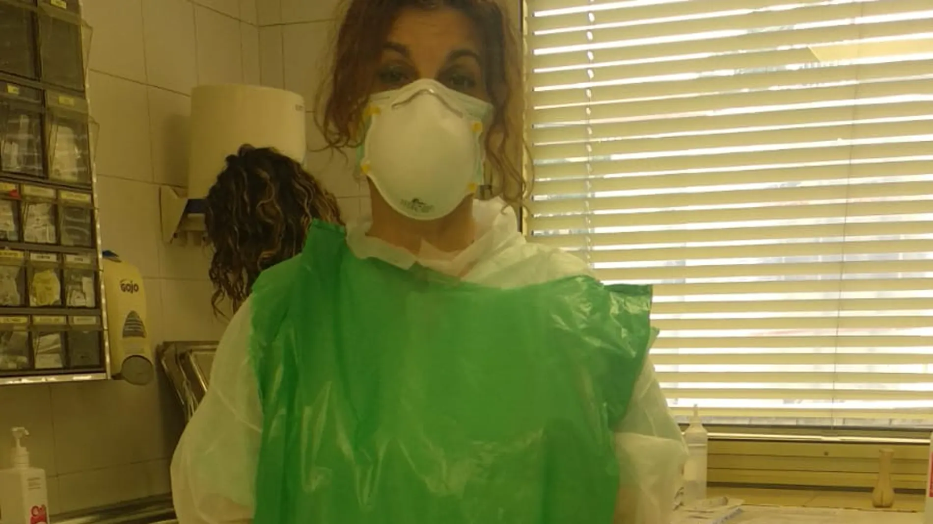 Enfermeras del Hospital 12 de Octubre vestidas con plásticos y bolsas de basura ante la falta de material médico para protegerse del coronavirus.