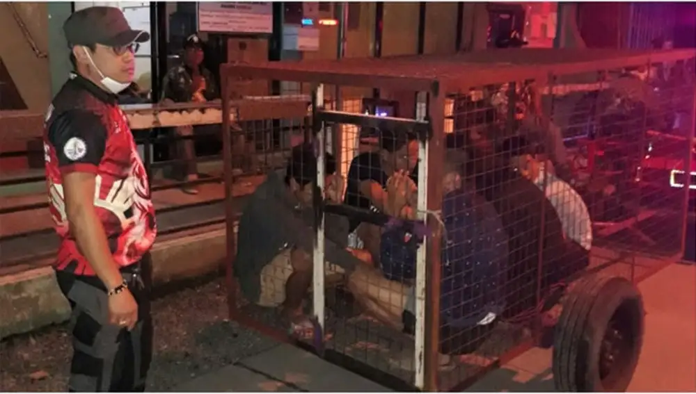 Personas en Filipinas metidas en una jaula para perros por saltarse el confinamiento