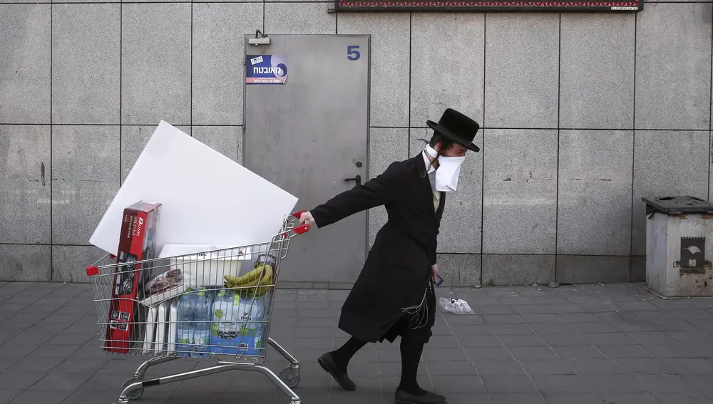 Un judío ultraortodoxo con un carrito del supermercado en Bnei Brak