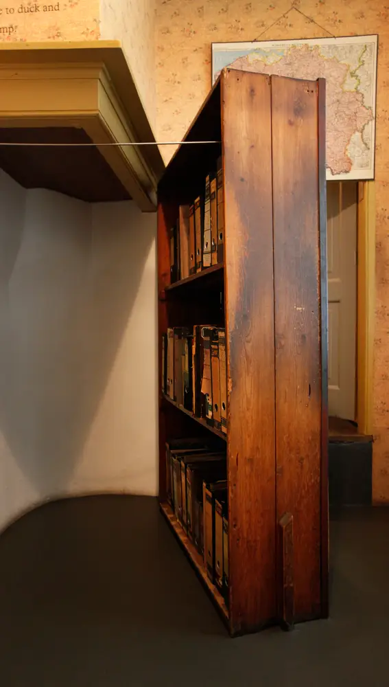 Acceso al escondite de Ana Frank y su familia en Amsterdam, durante la persecución nazi