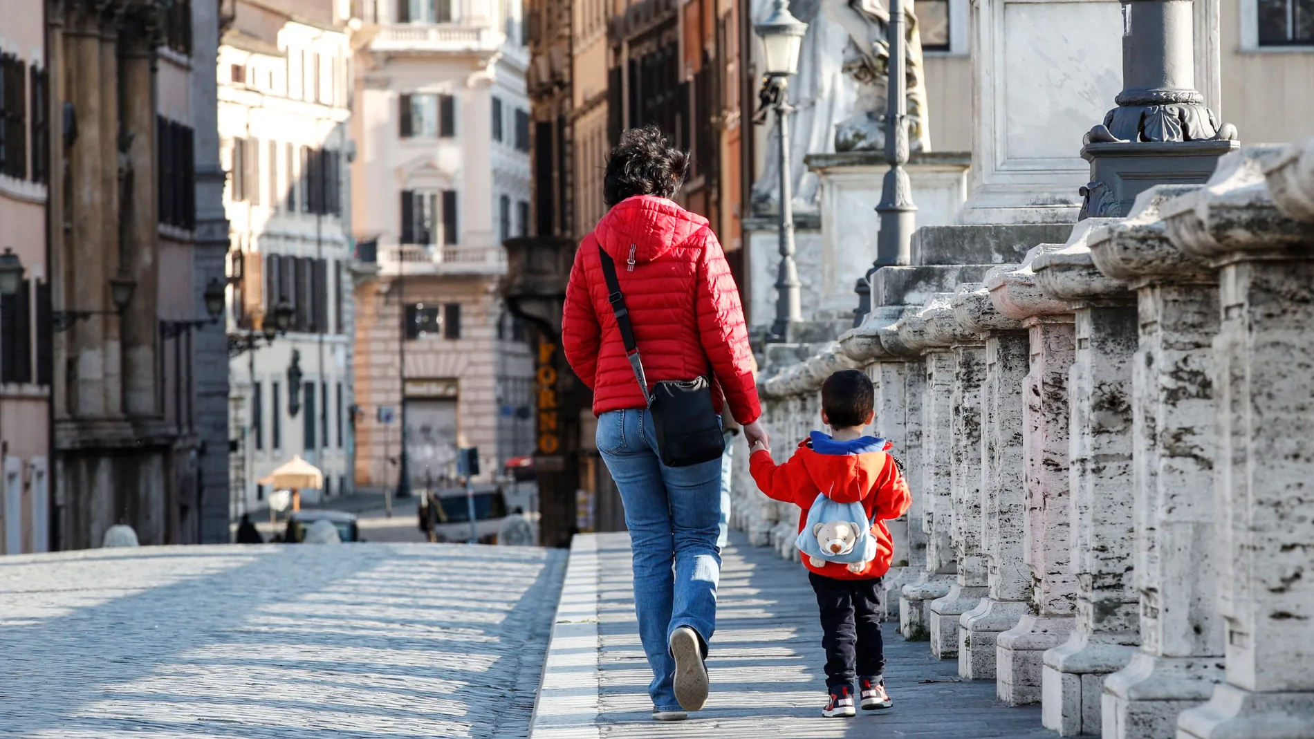 Una mujer pasea con su hijo en el Puente de San Angelo de Roma/EFE