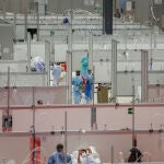 Dos sanitarios protegidos trabajan en el interior del Hospital temporal de la Comunidad de Madrid habilitado en IFEMA para pacientes con coronavirus, en Madrid (España) a 3 de abril de 2020.03 ABRIL 2020;IFEMA;HOSPITAL DE CAMPAÑA;CORONAVIRUS;VIRUSRicardo Rubio / Europa Press03/04/2020