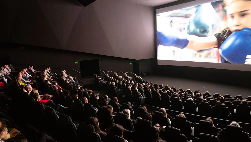 Una sala de cine con tecnología de la empresa Dolby