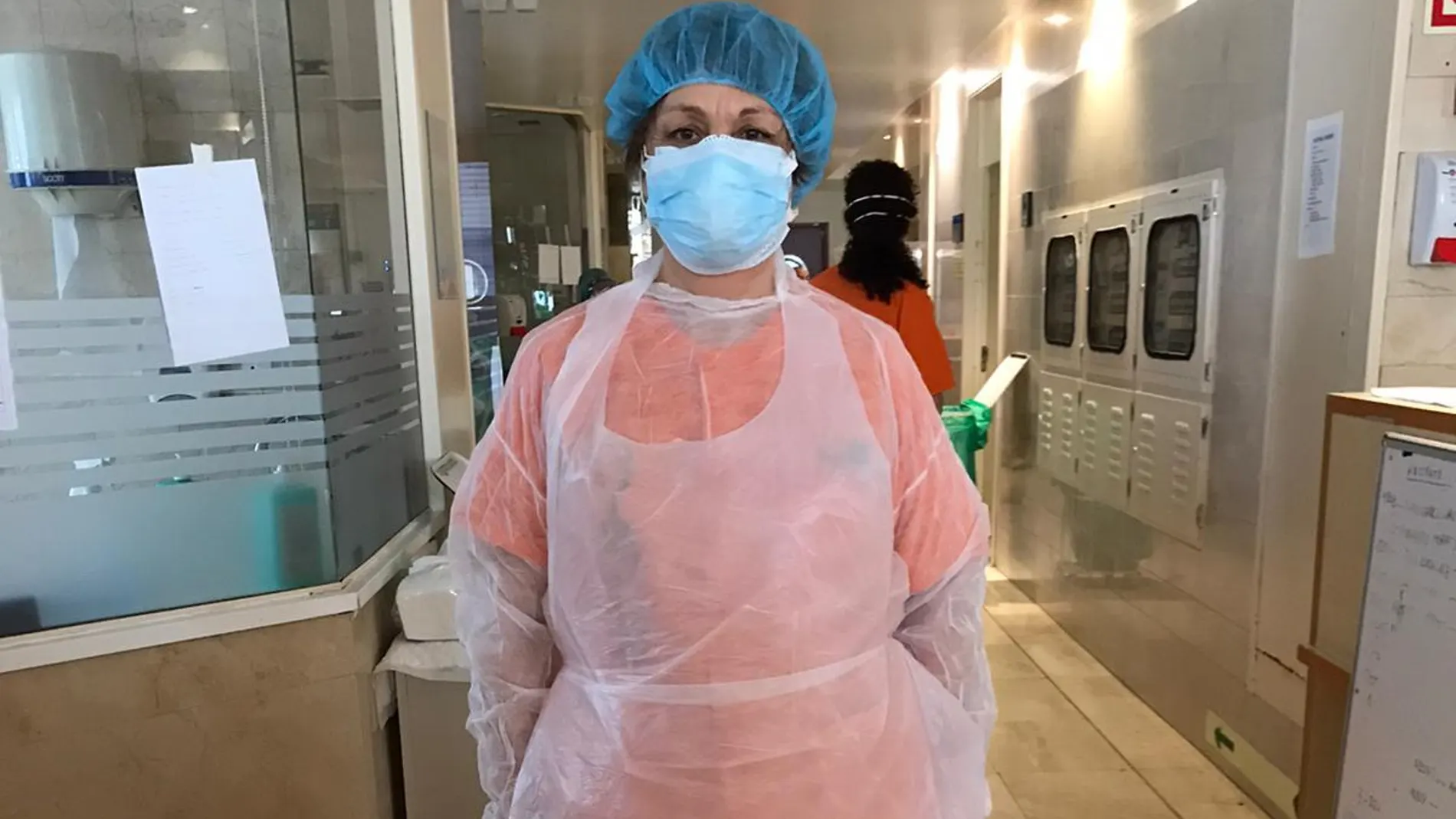 Enfermeras del Hospital 12 de Octubre vestidas con plásticos y bolsas de basura ante la falta de material médico para protegerse del coronavirus