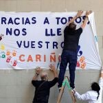 Trabajadores de una residencia de ancianos de Valencia, cuelgan una pancarta de agradecimiento a la población