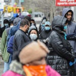 Las autoridades locales urgen a la población que lleven máscaras si salen a la calle