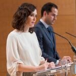 La presidenta de la Comunidad de Madrid, Isabel Díaz Ayuso en una comparecencia junto al vicepresidente, Ignacio Aguado