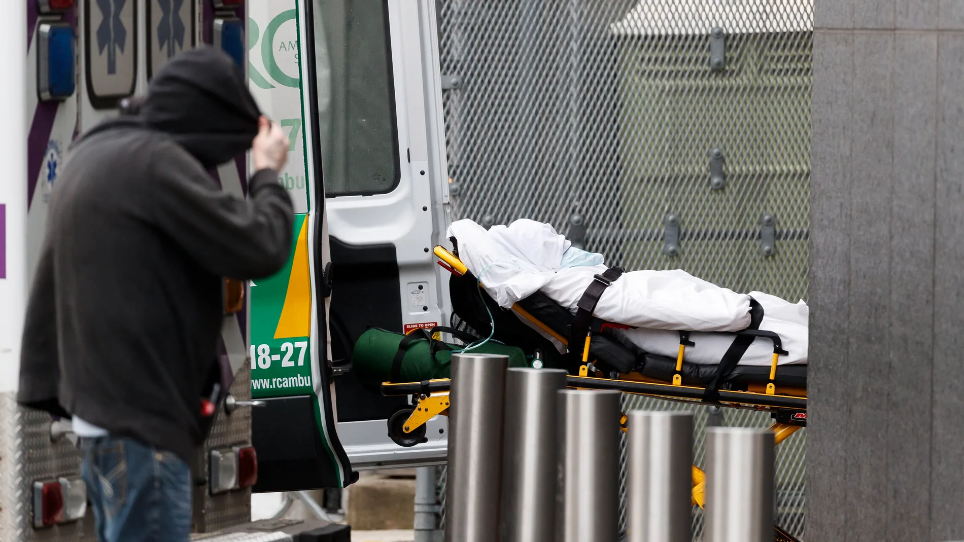 Un paciente asistido por una ambulancia en Nueva York