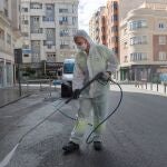 Un operario del ayuntamiento limpia la céntrica plaza de la Libertad en Jaén