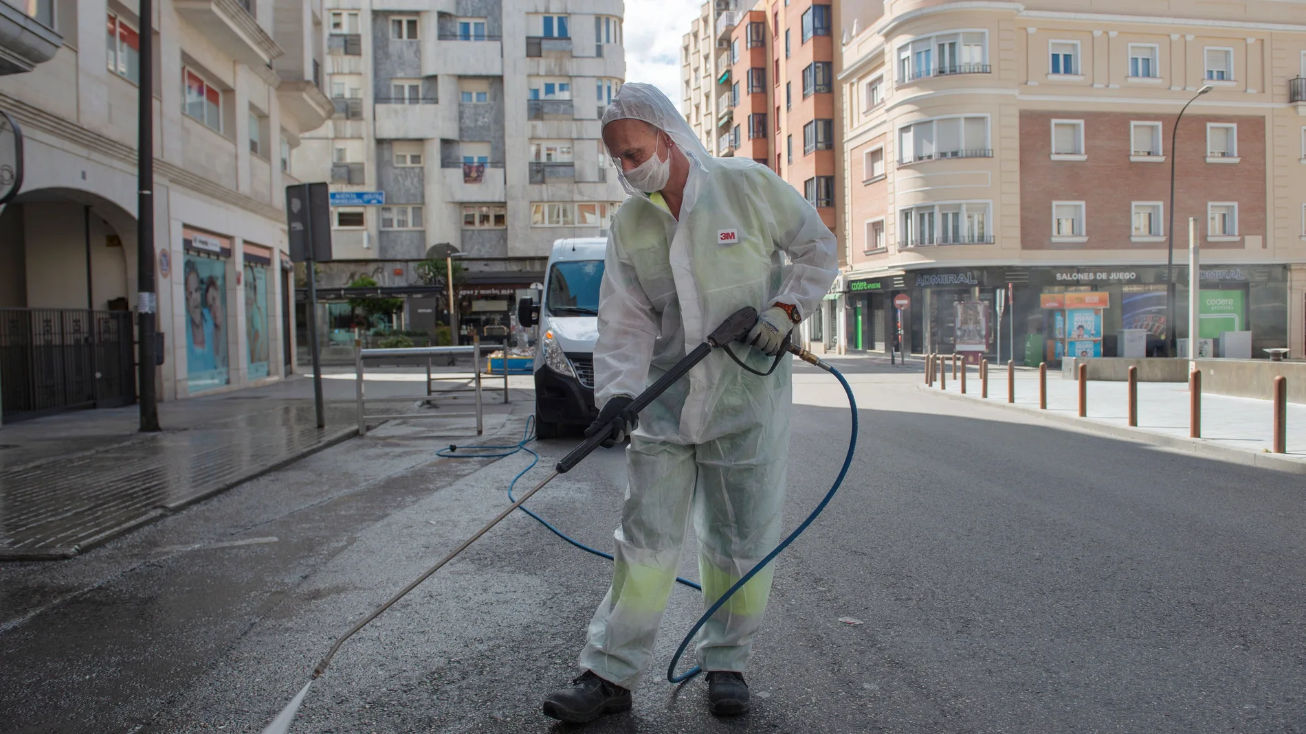 Un operario del ayuntamiento limpia la céntrica plaza de la Libertad en Jaén