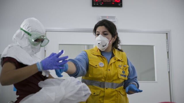 Personal sanitario se forma en la colocación y retirada del equipo de protección individual (EPI) para evitar posibles contagios