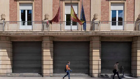 Banderas a media asta en un organismo oficial de Murcia
