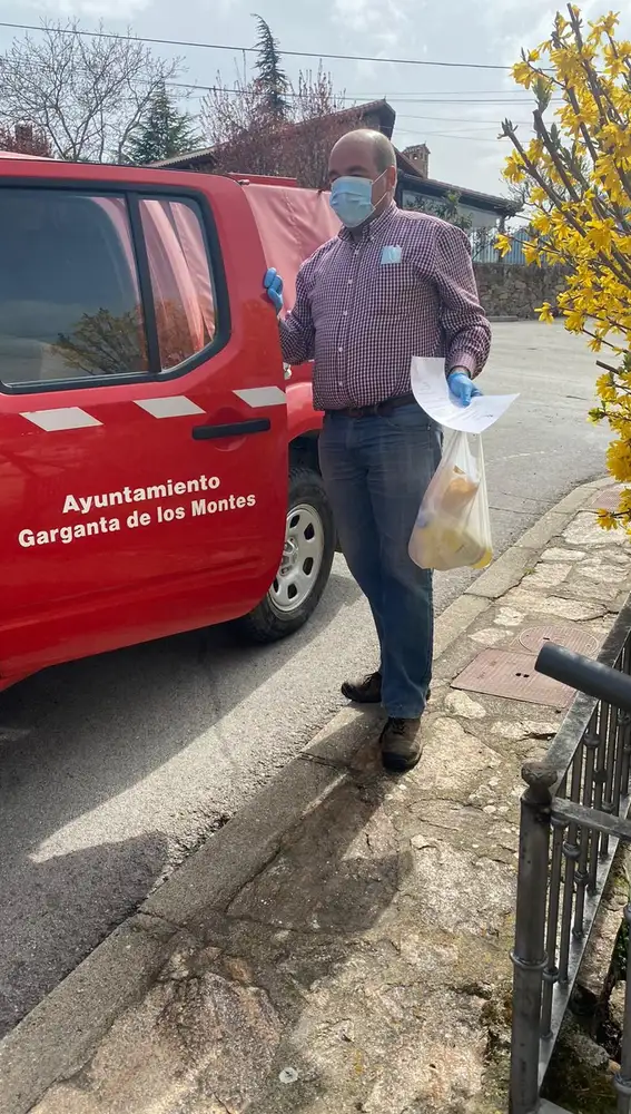 El alcalde de Garganta de los Montes, Juan Carlos Carretero, realiza a diario la compra a los vecinos más mayores
