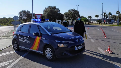 Agente de la Policía Nacional en un control.