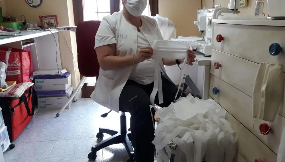 Yoli Ribera, de Sotillo de la Adrada, fabricando mascarillas