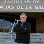 La Universidad de León, realiza investigaciones en relación al coronavirus. En la imagen, el profesor de l área de Medicina Preventiva de la Facultad de Ciencias de la Salud, Vicente Martín