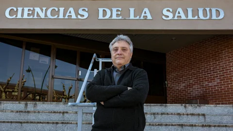 La Universidad de León, realiza investigaciones en relación al coronavirus. En la imagen, el profesor de l área de Medicina Preventiva de la Facultad de Ciencias de la Salud, Vicente Martín