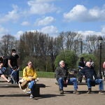 Cientos de británicos acudieron a los parques este sábado a disfrutar del tiempo primaveral e ignorando los consejos de las autoridades. En la imagen, el de Primrose Hill, en Londres
