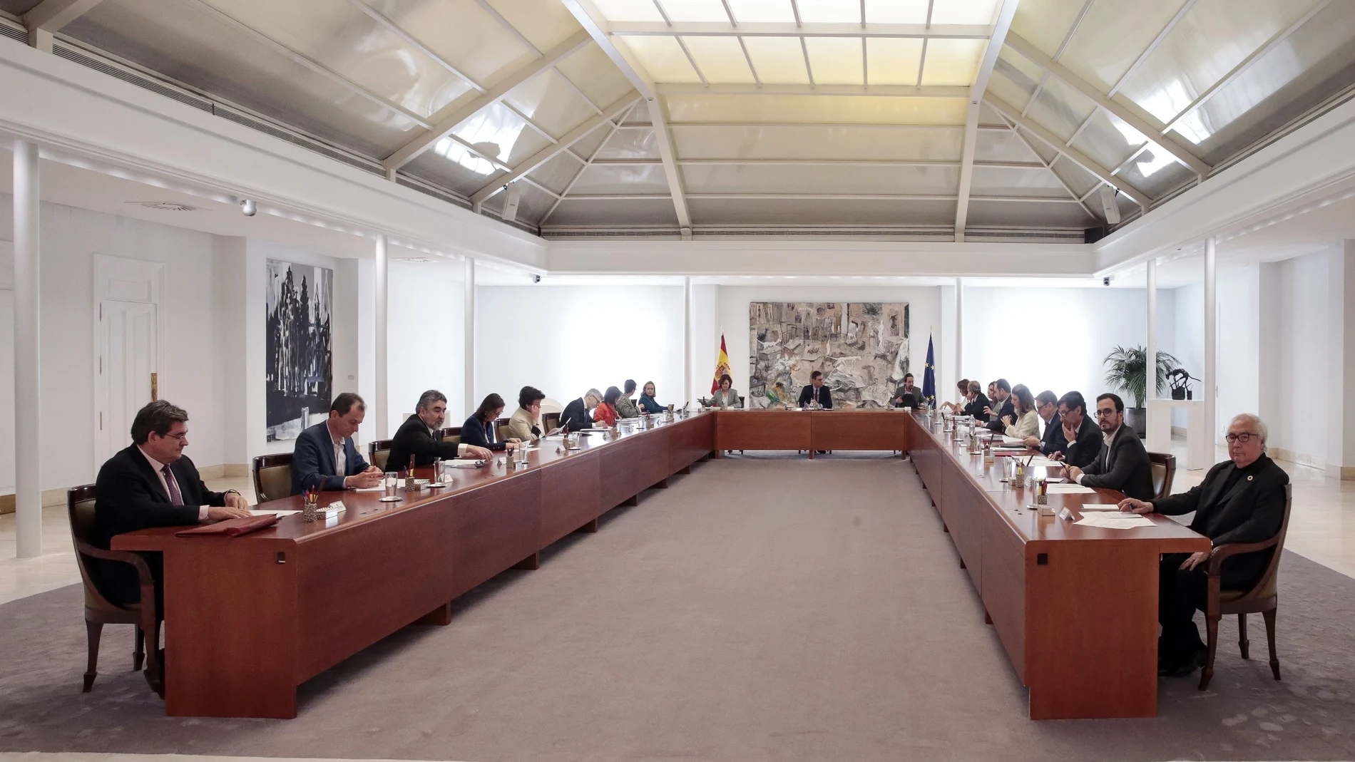 Pedro Sánchez (c) preside una reunión del Consejo de Ministros en el Palacio de la Moncloa