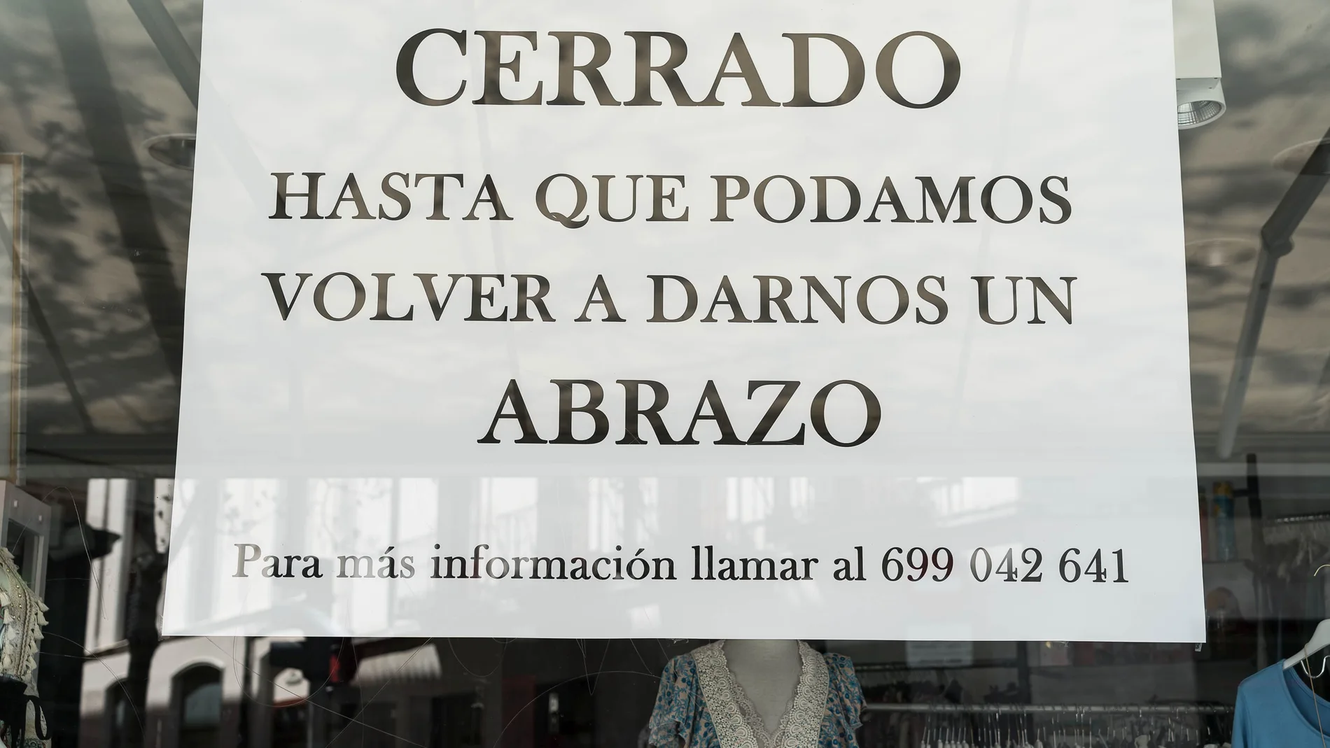 Cartel en el escaparate de una tienda a la calle Duque de la Victoria en Valladolid durante el estado de alarma por el coronavirus.