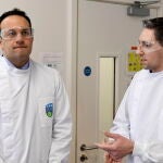 El primer ministro irlandés, Leo Varadkar (Izda.), y el titular de Sanidad, Simon Harris, visitan el laboratorio nacional de referencia en Dublín/EFE