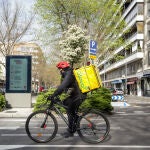 Un "rider" de Glovo recorre las calles de Madrid
