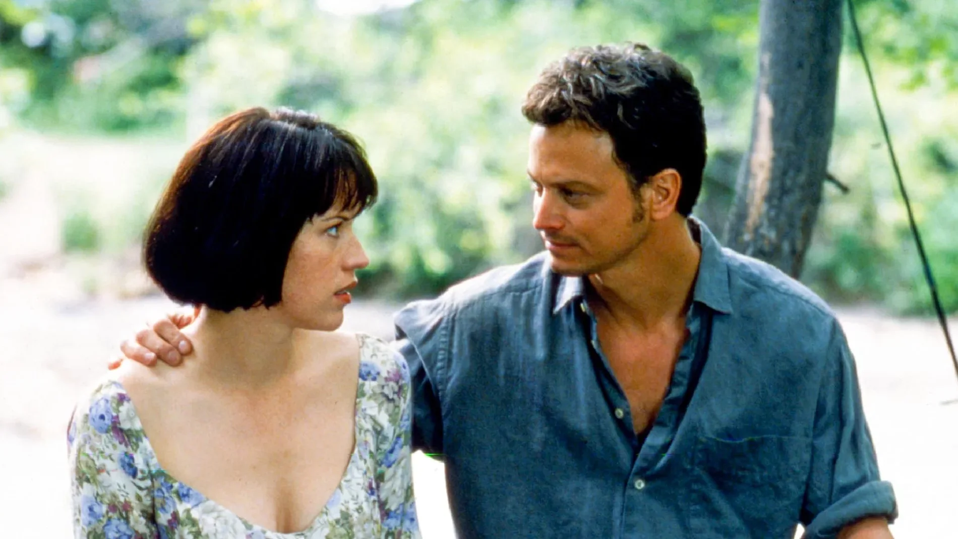 Molly Ringwald y Gary Senise en la versión de 1994 de "Apocalipsis"
