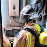 Un bombero durante una intervención en un edificio