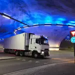 Un camión circulando por una carretera