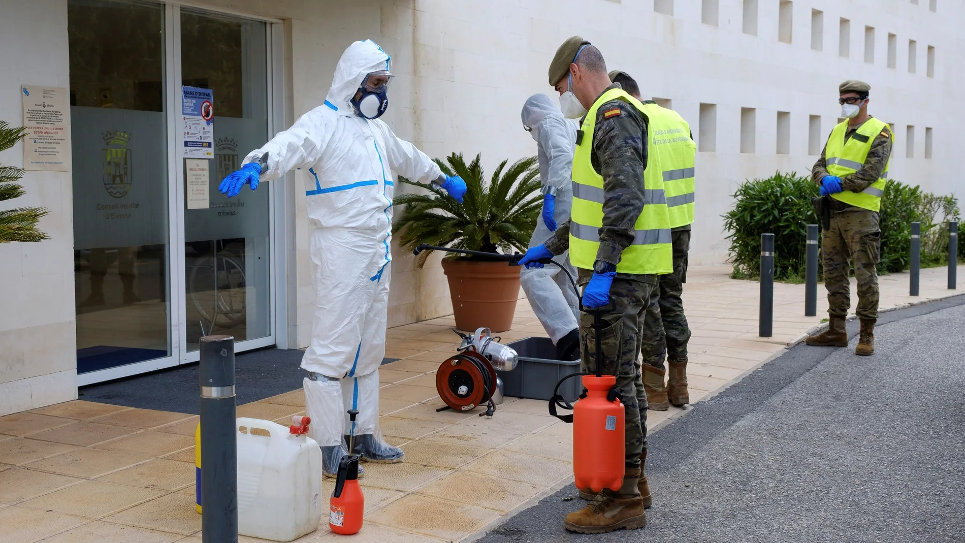 El Ejército desinfecta el Consell de Ibiza y la residencia asistida de Cas Serres