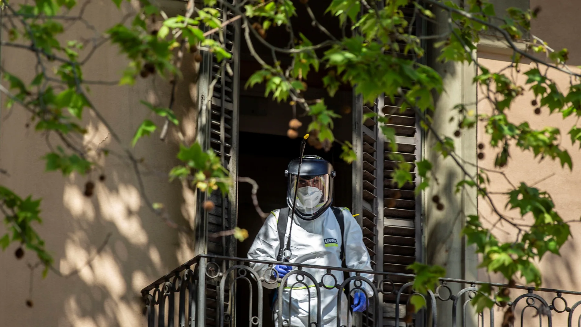 Bomberos de Barcelona desinfecta la residencia de ancianos "Nova Convivencia"