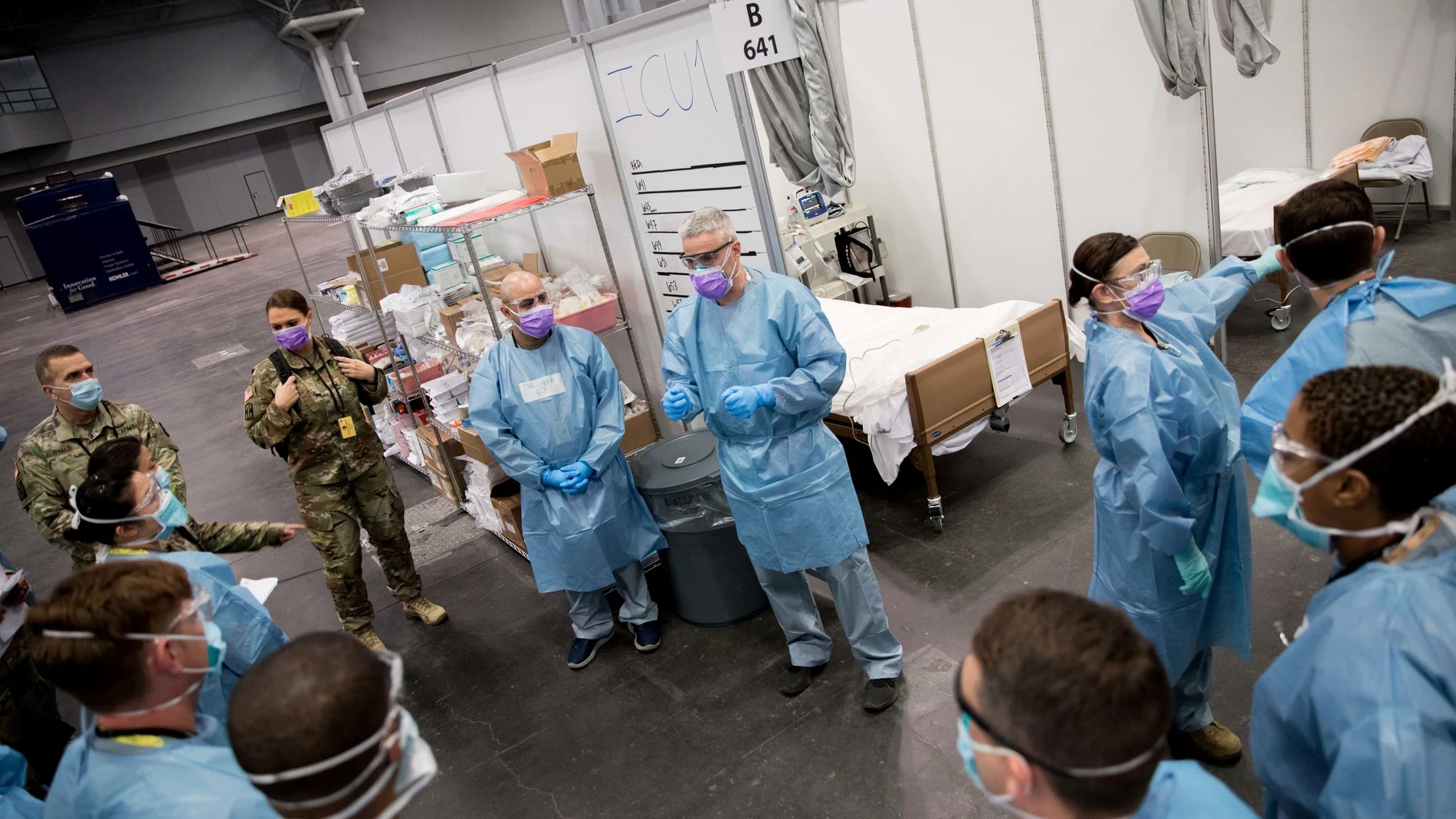 Reunión del personal sanitario militar en el centro de seguimiento de la pandemia en Nueva York/REUTERS