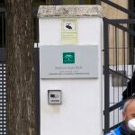Un trabajador se protege con mascarilla en una residencia de mayores sevillana