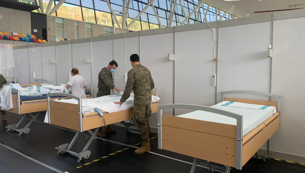 Los militares colaboran en el montaje del hospital de campaña de Sabadell