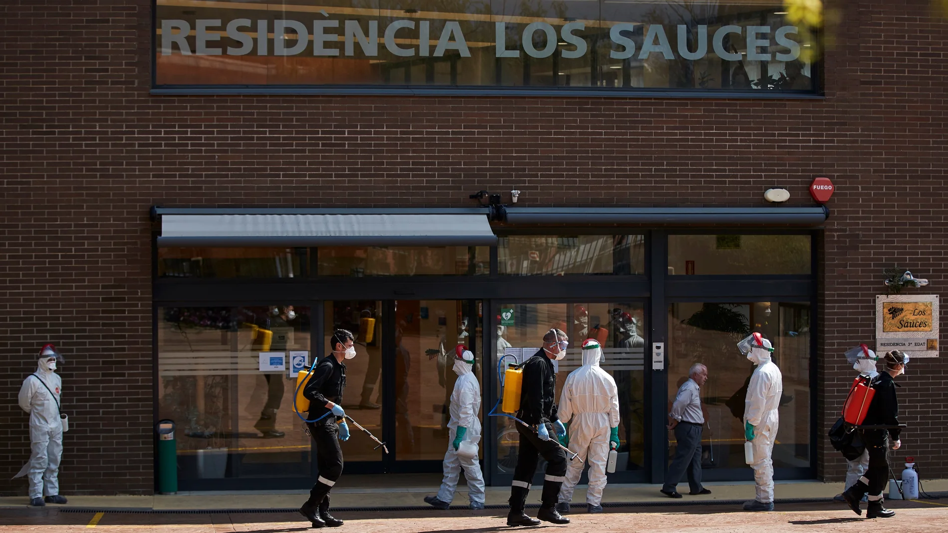 Efectivos de la UME desinfectan residencias en Sant Boi (Barcelona)