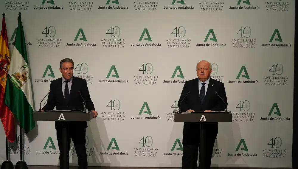 El portavoz de la Junta, Elías Bendodo, durante la comparecencia ofrecida junto al consejero de Salud, Jesús Aguirre