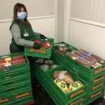 Una trabajadora de Mercadona prepara la donación de productos