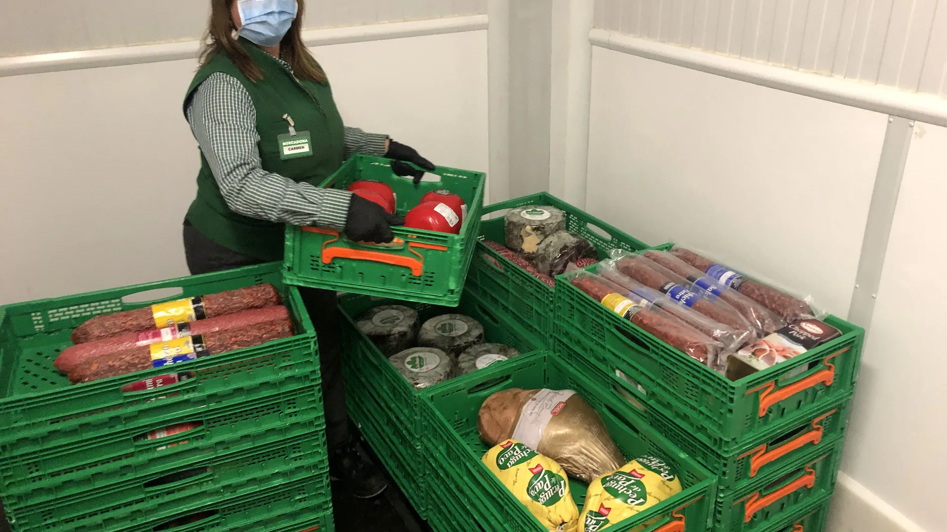 Una trabajadora de Mercadona prepara la donación de productos