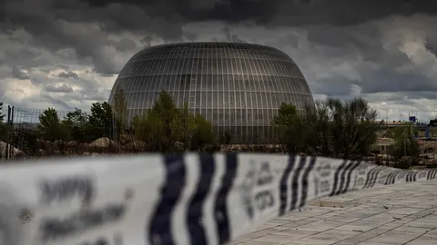 Vista exterior de la morgue habilitada por la Comunidad de Madrid en la Ciudad de Justicia durante la crisis sanitaria