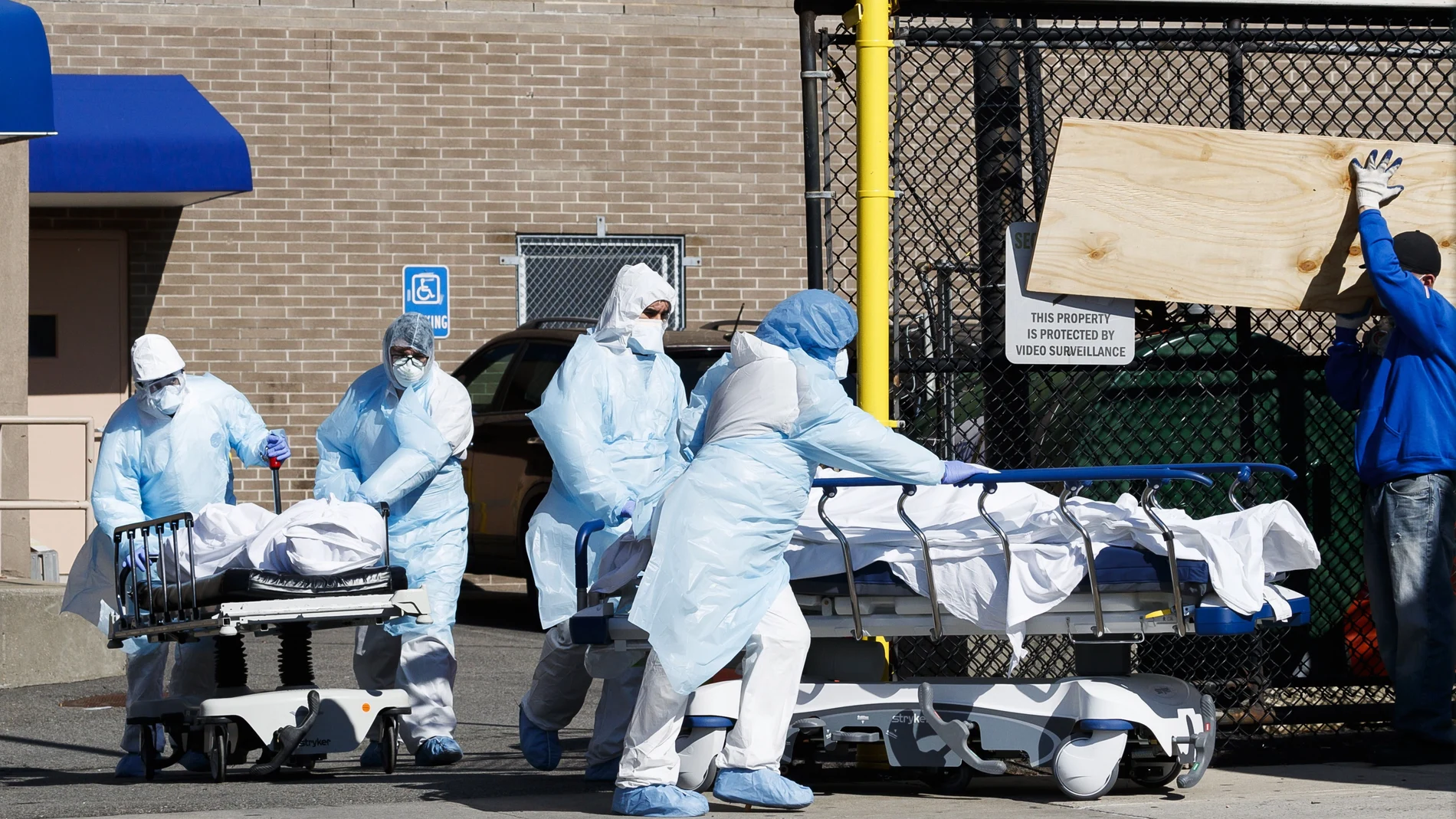 Sanitarios transportan fallecidos por el Covid-19 a una de las morgues temporales del hospital Wyckoff Heights Medical en Brooklyn, Nueva York