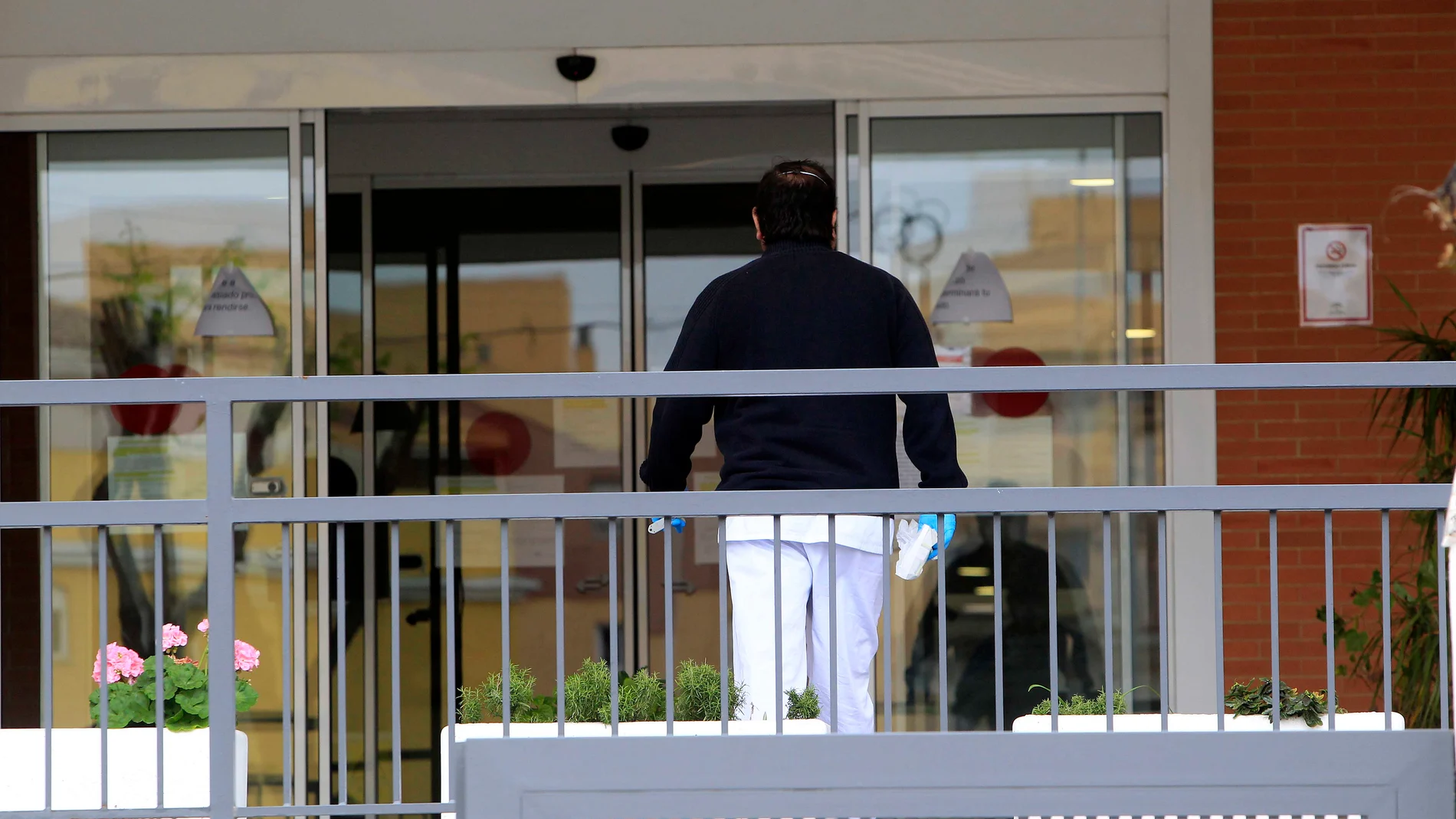 Un trabajador de una residencia ubicada en la provincia de Sevilla