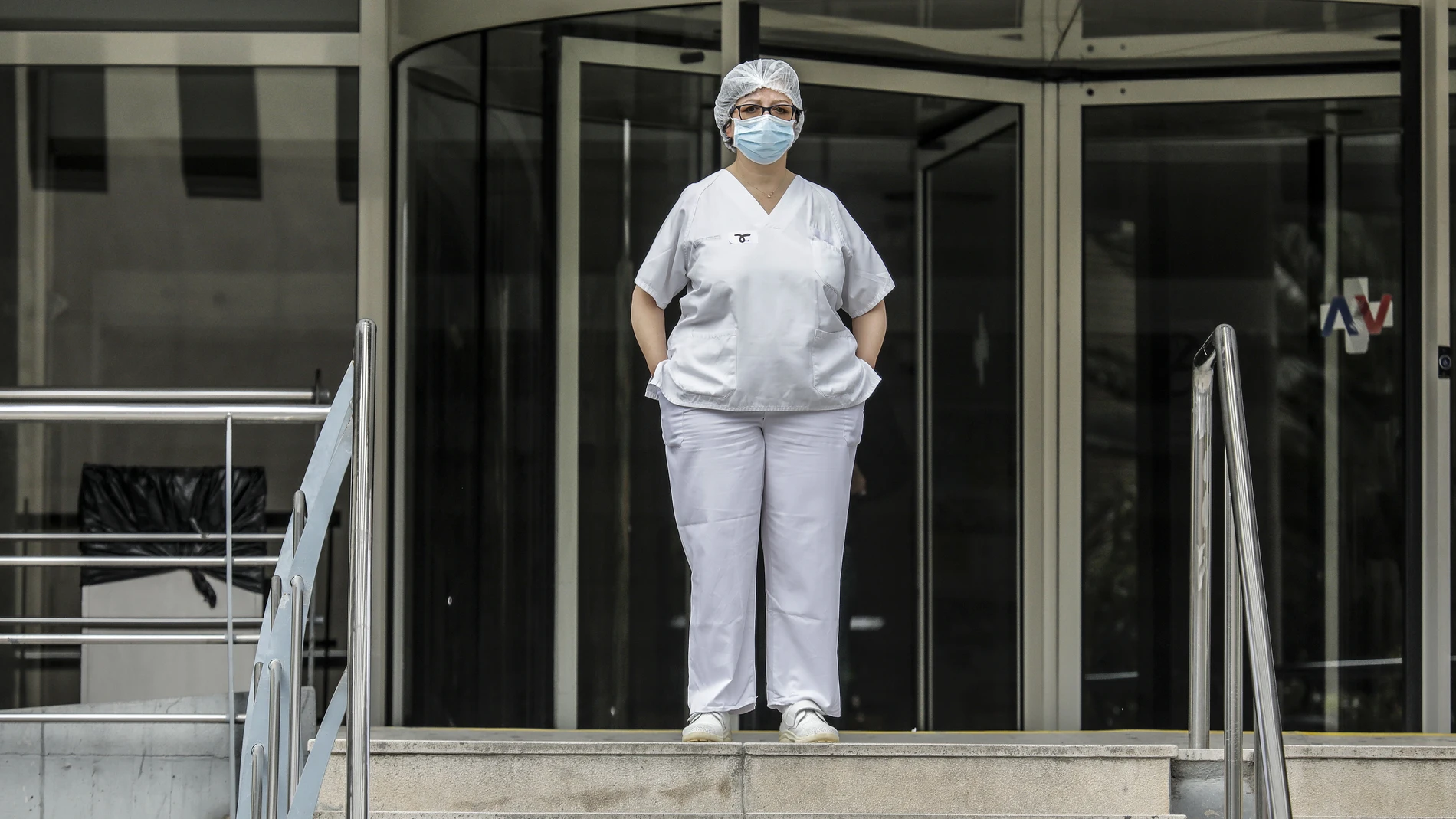 Minuto de silencio en el Hospital Peset por la técnica de enfermería fallecida por coronavirus