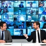 El líder del PP, Pablo Casado junto al secretario general del partido, Teodoro García Egea, durante la reunión telemática con el Grupo Popular