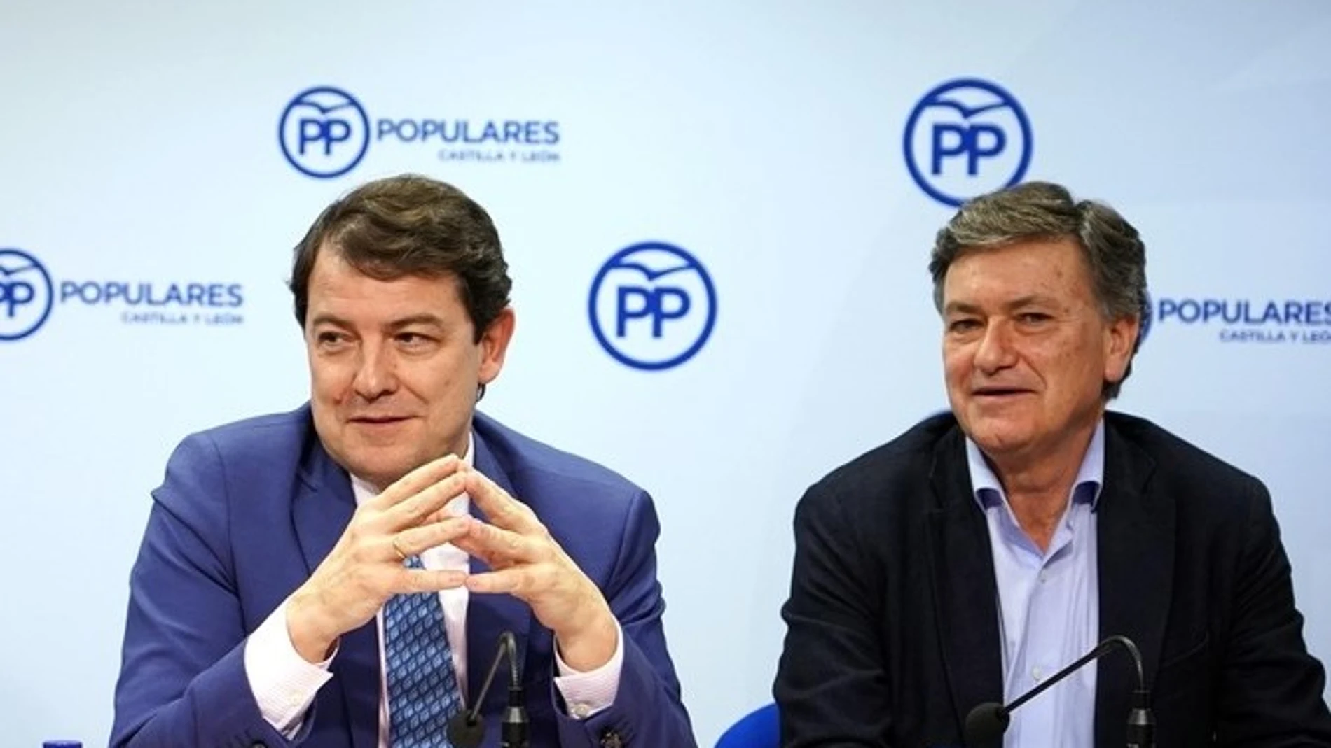 El presidente del PP de Castilla y León, Alfonso Fernández Mañueco, junto al secretario general, Francisco Vázquez