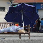 Un cadáver amortajado en las calles de Guayaquil. Foto de Gerardo Menoscal. Agencia Expreso