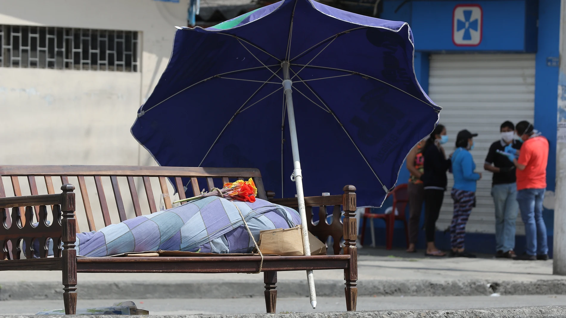 Un cadáver amortajado en las calles de Guayaquil. Foto de Gerardo Menoscal. Agencia Expreso