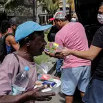 Voluntarios entregan alimentos y productos de limpieza a habitantes Río de Janeiro