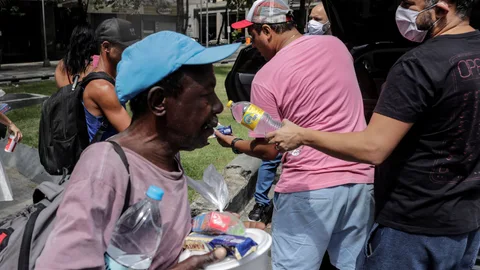 Voluntarios entregan alimentos y productos de limpieza a habitantes Río de Janeiro